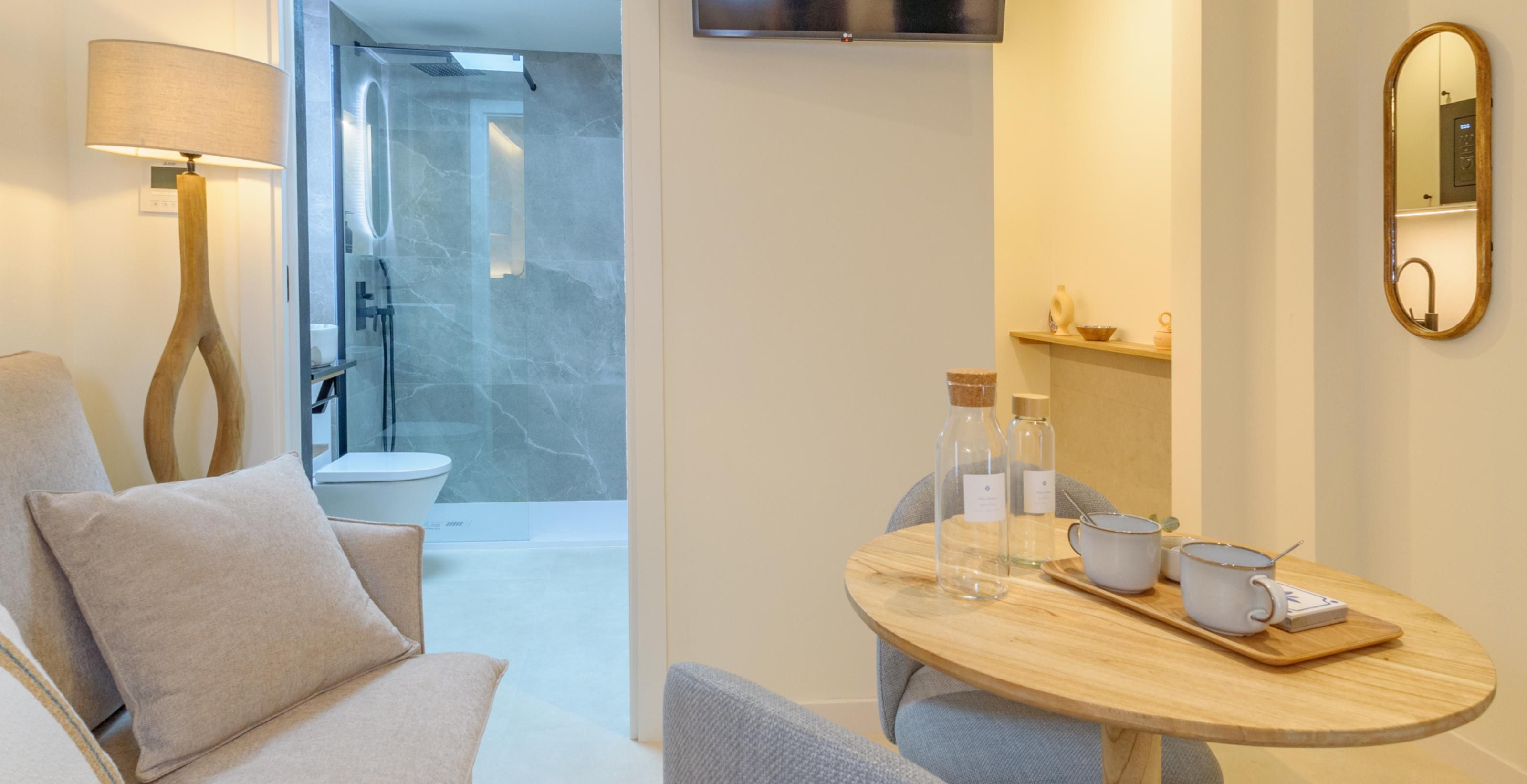 Un baño moderno con cabina de ducha de vidrio y un inodoro.