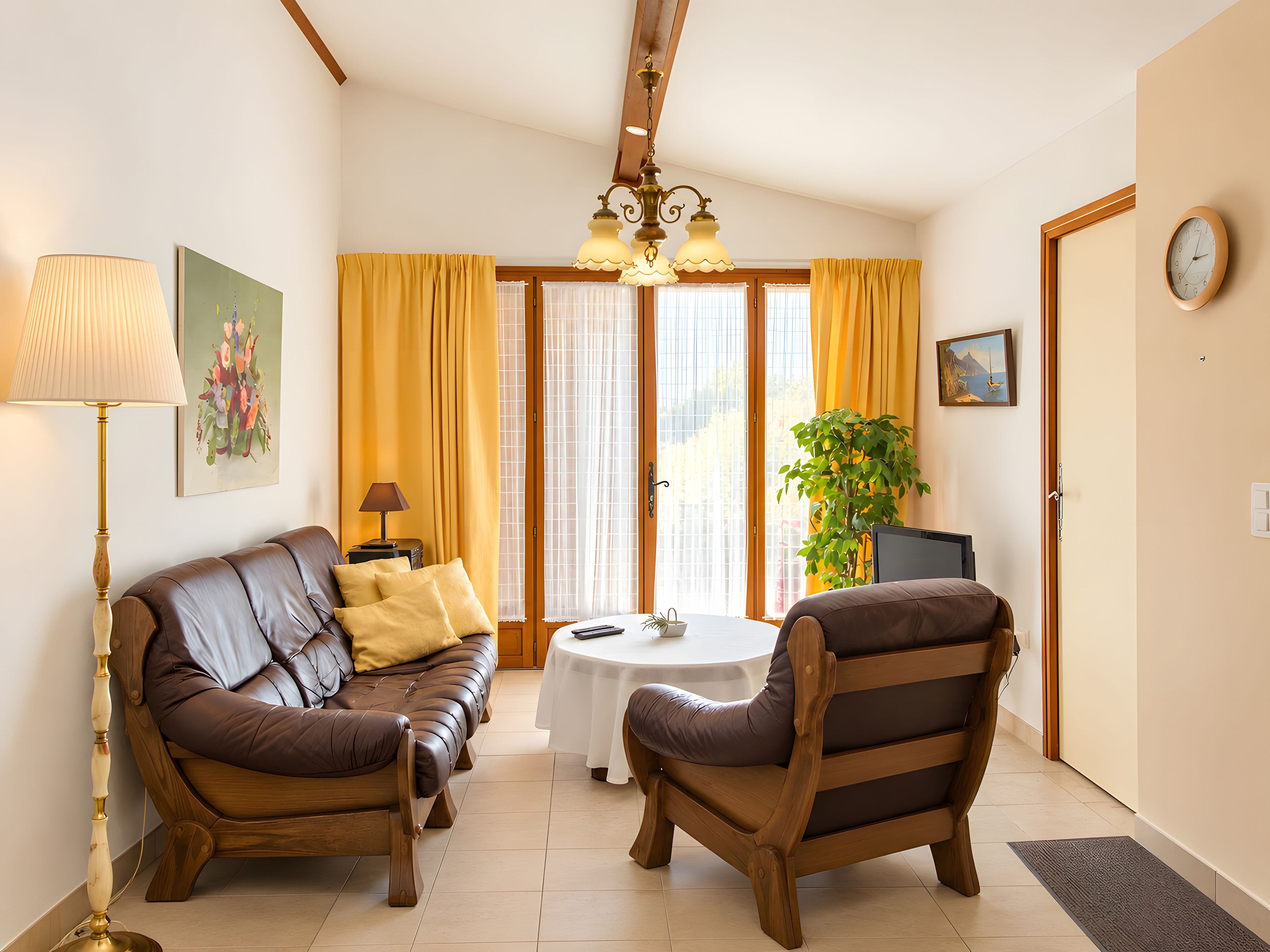 Una sala de estar con sofá, sillones, una mesa, una lámpara, una planta y un reloj en la pared.