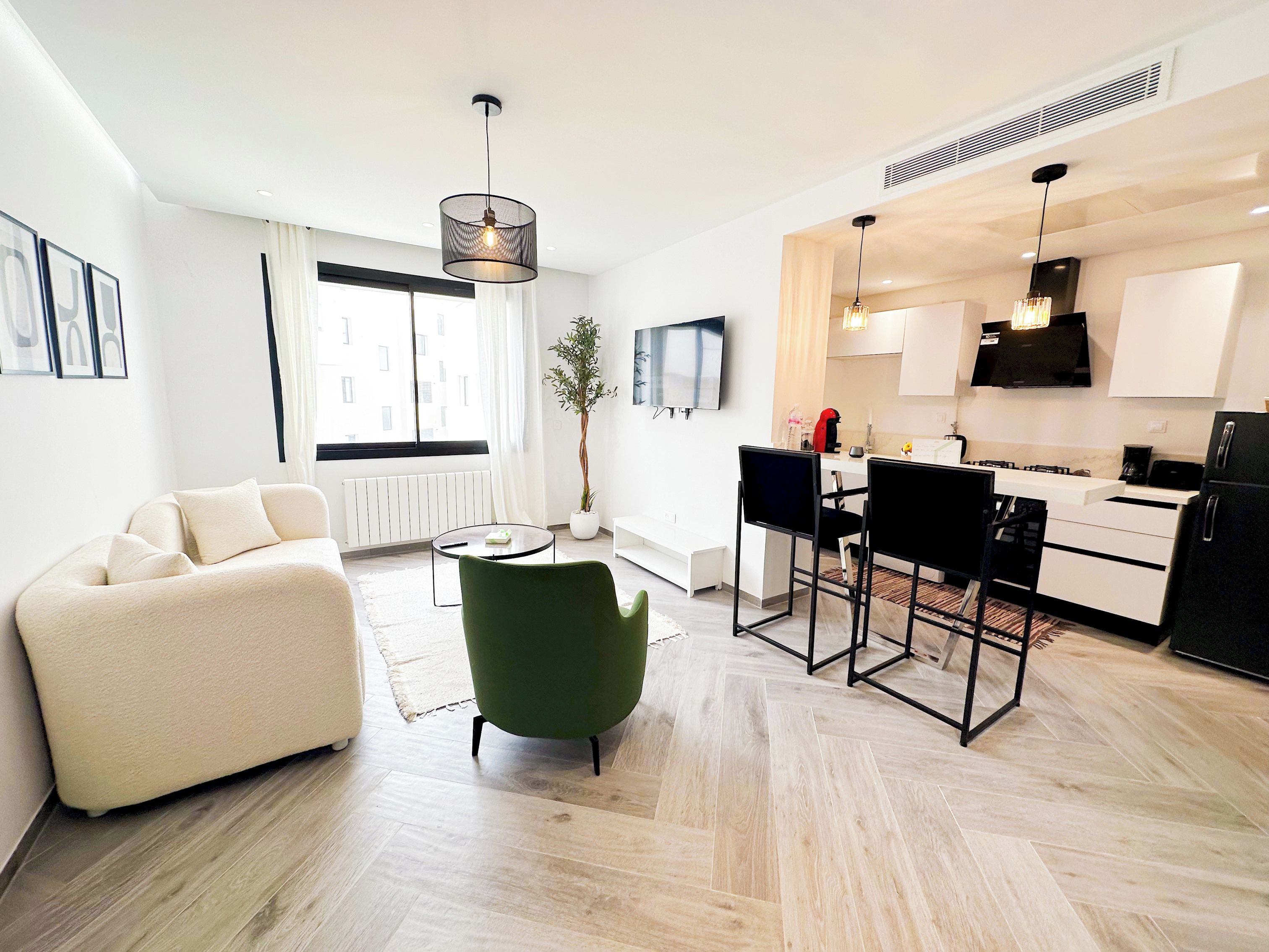 Un apartamento moderno con sala de estar, comedor y cocina.