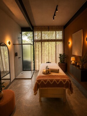 A spa room with a bed, a shower, and a large window with curtains. - Aurea Boutique Hotel & Spa (Rio de Janeiro)