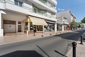 Une rue bordée de boutiques, dont une, nommée « ZIELINSKI & RZEN », dont l’enseigne indique clairement qu’il s’agit d’une parfumerie.