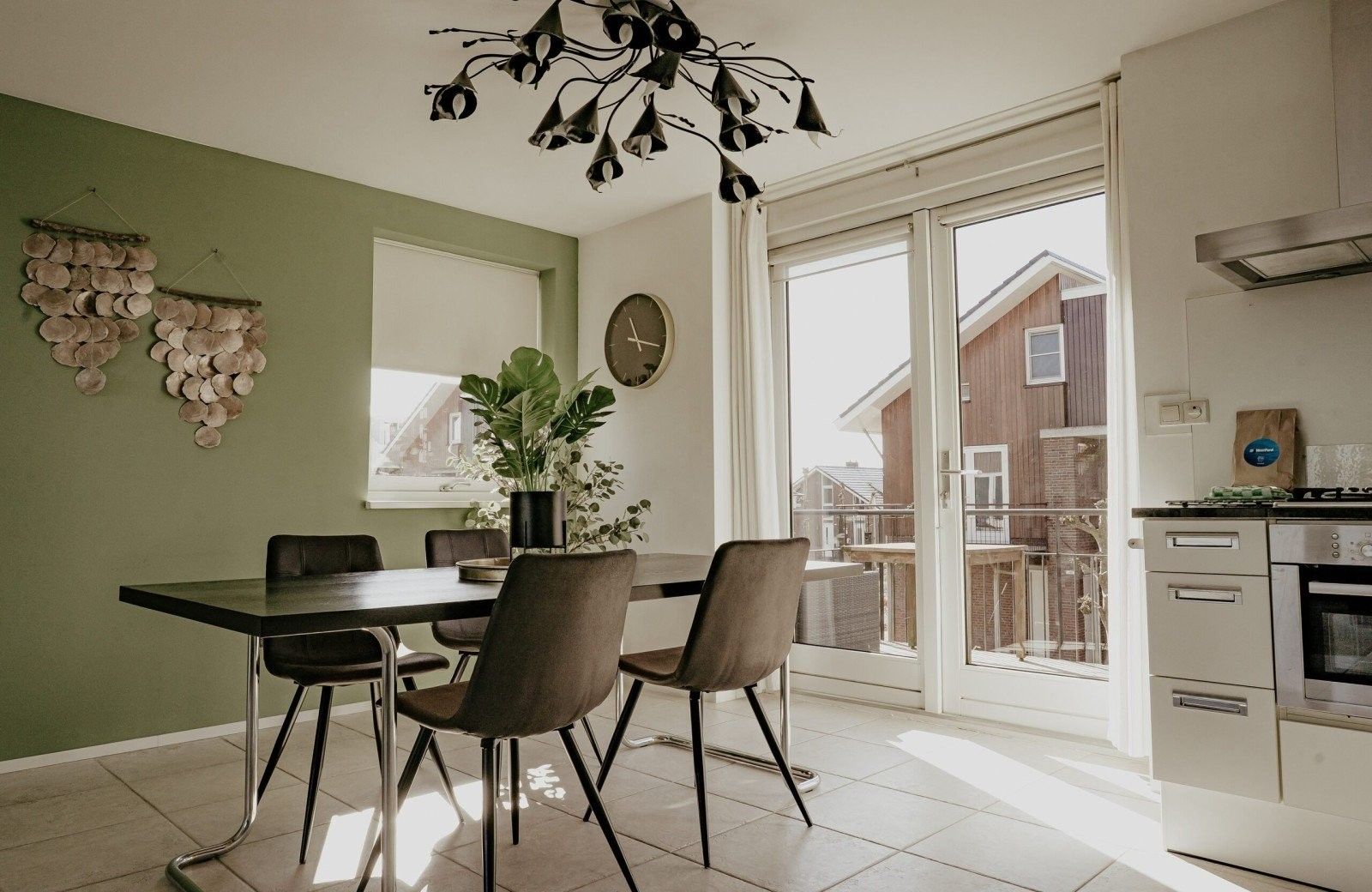 Una cocina moderna con comedor, ventanas amplias y vistas al exterior.