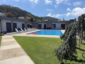 A modern pool area with a clear view of the surrounding landscape. - Tiny Home 'Casa Verde' with Sea View, Shared Pool and Wi-Fi (Cristelo)