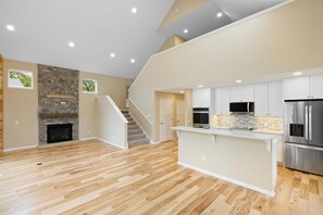Private kitchen - Basement Pool-Spacious Lakehouse 4-bedroom house in serene Prior Lake (Prior Lake)