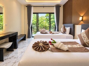Habitación de hotel con una cama, un escritorio y vistas a zonas verdes.