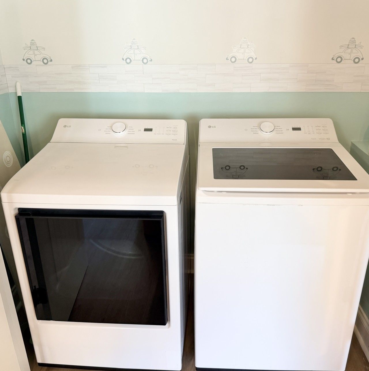 Deux machines à laver LG blanches, côte à côte.