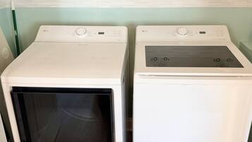 Deux machines à laver LG blanches, côte à côte.