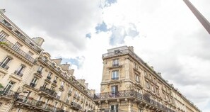 Un edificio de varios pisos con balcones y un estilo arquitectónico clásico.