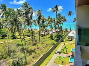 A view of a resort with a pool area, palm trees, and a clear blue sky. - Vacanze - Ipioca Beach (Maceió)