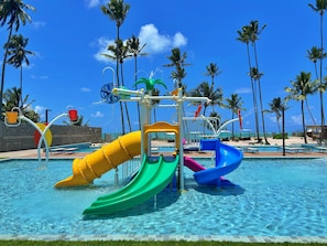 Un parque acuático con toboganes y una piscina.