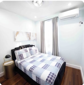 Room - Beautiful 2 Bedroom apartment centrally located in Brooklyn. (Brooklyn)