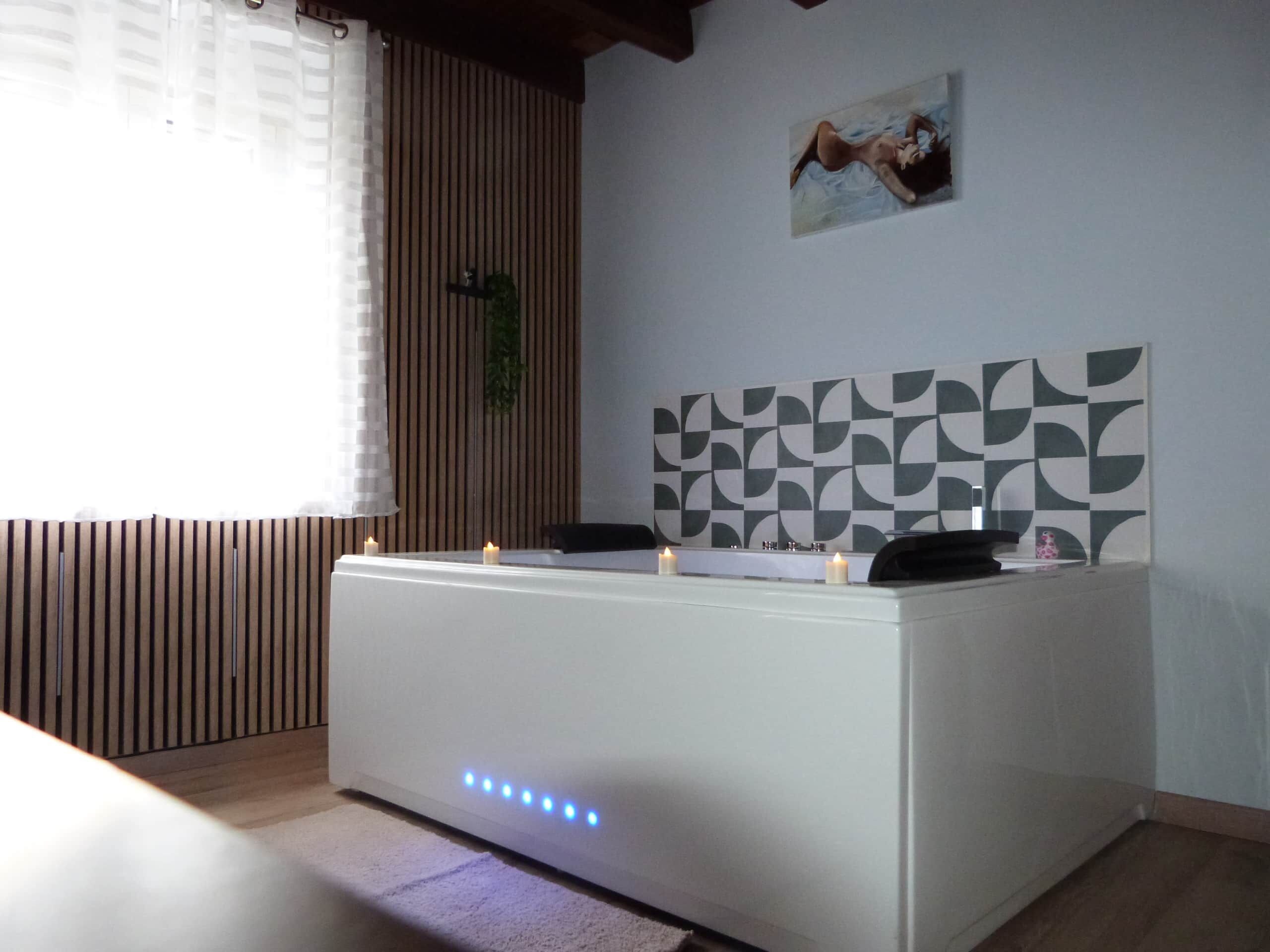 Habitació amb taulell de recepció, paret amb un disseny i finestra amb persianes.
