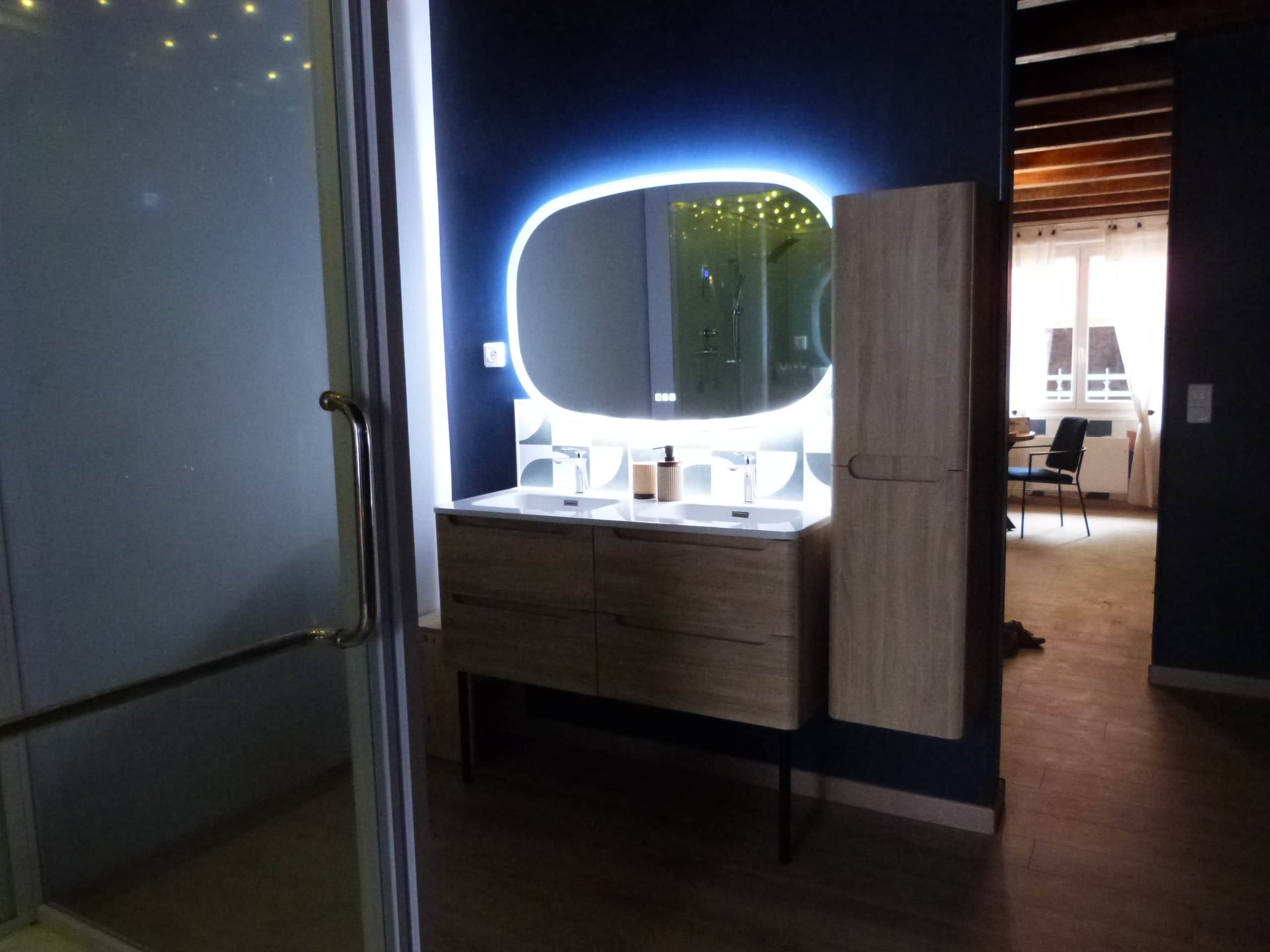 Un baño con tocador, espejo y lavabo.