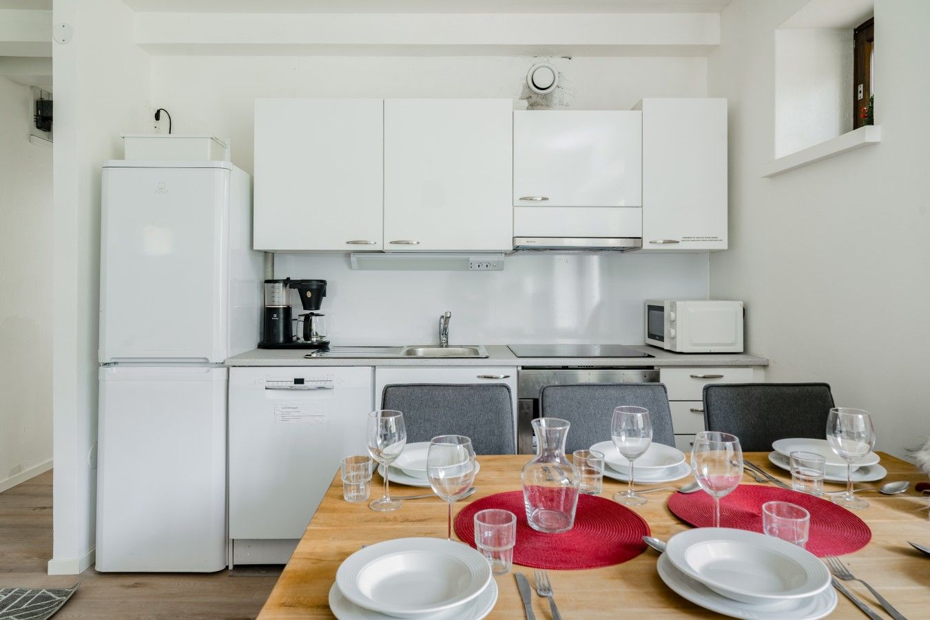 Fully equipped kitchen with dishwasher, oven and coffee maker