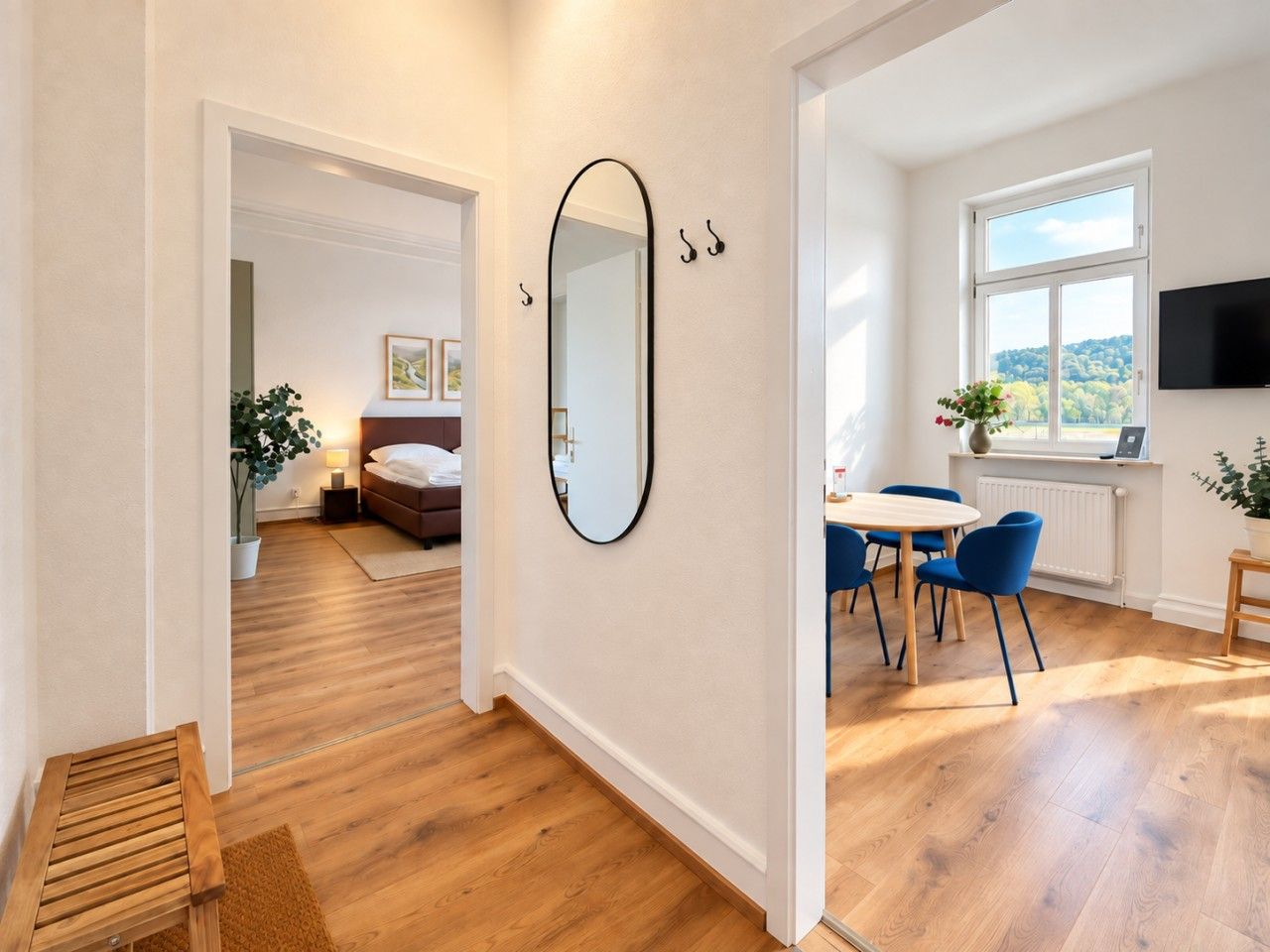 Der großzügige Flur verbindet Schlafzimmer und Wohnbereich und schafft einen hellen, einladenden Empfang.