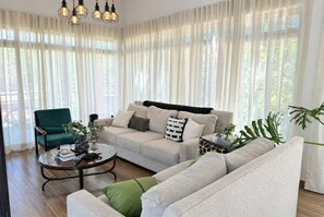 Una sala de estar con sofá, sillón y mesa de centro.