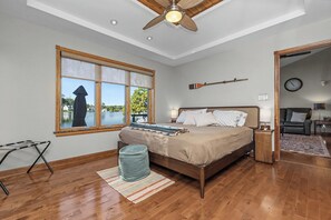Room - NEW! Lakefront home - Private Dock & Fully Fenced Yard - Dog Friendly! (Paw Paw)
