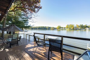 Outdoor dining - NEW! Lakefront home - Private Dock & Fully Fenced Yard - Dog Friendly! (Paw Paw)