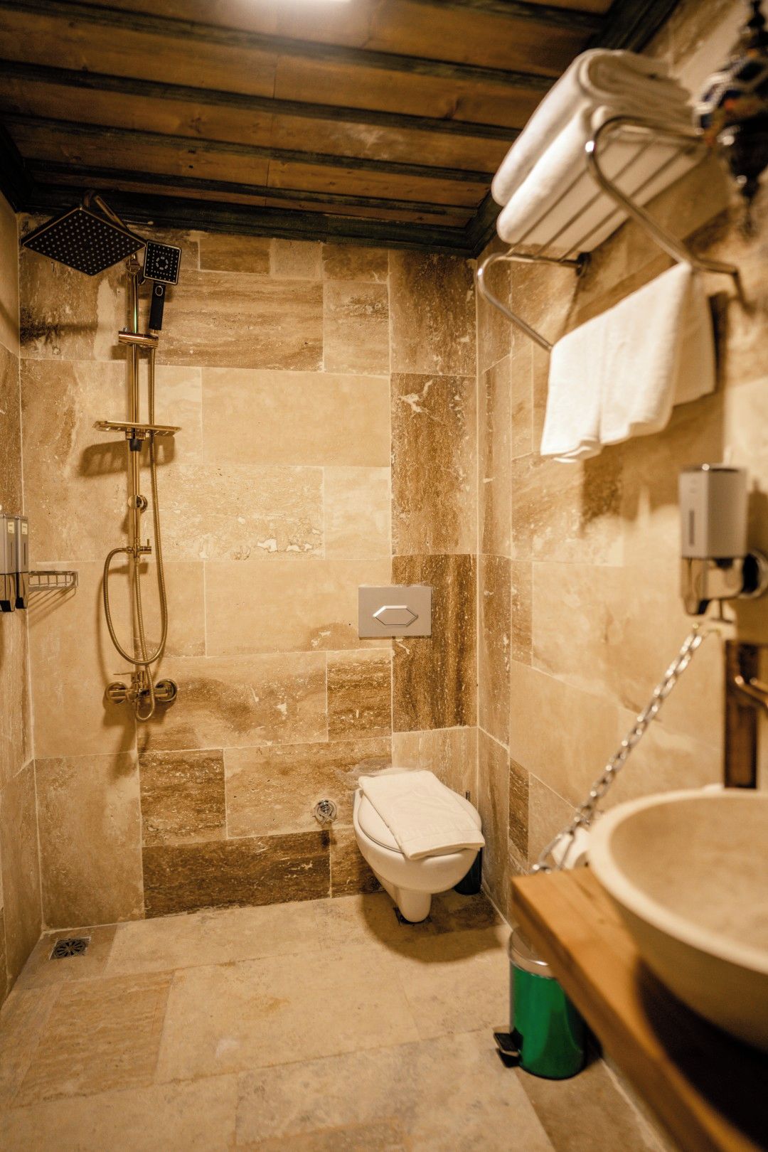Un baño con ducha, inodoro y lavabo.