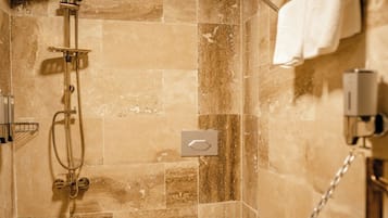 Un baño con ducha, inodoro y lavabo.