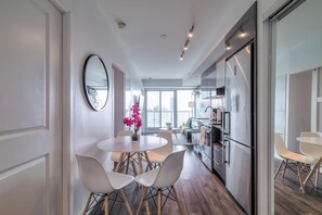In-room dining - Dundas Suites - Heart of Downtown (Toronto)