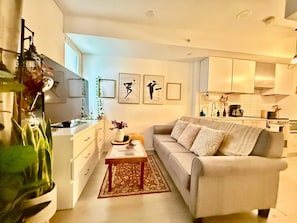 Un salon moderne avec un canapé, une table basse et des objets décoratifs.