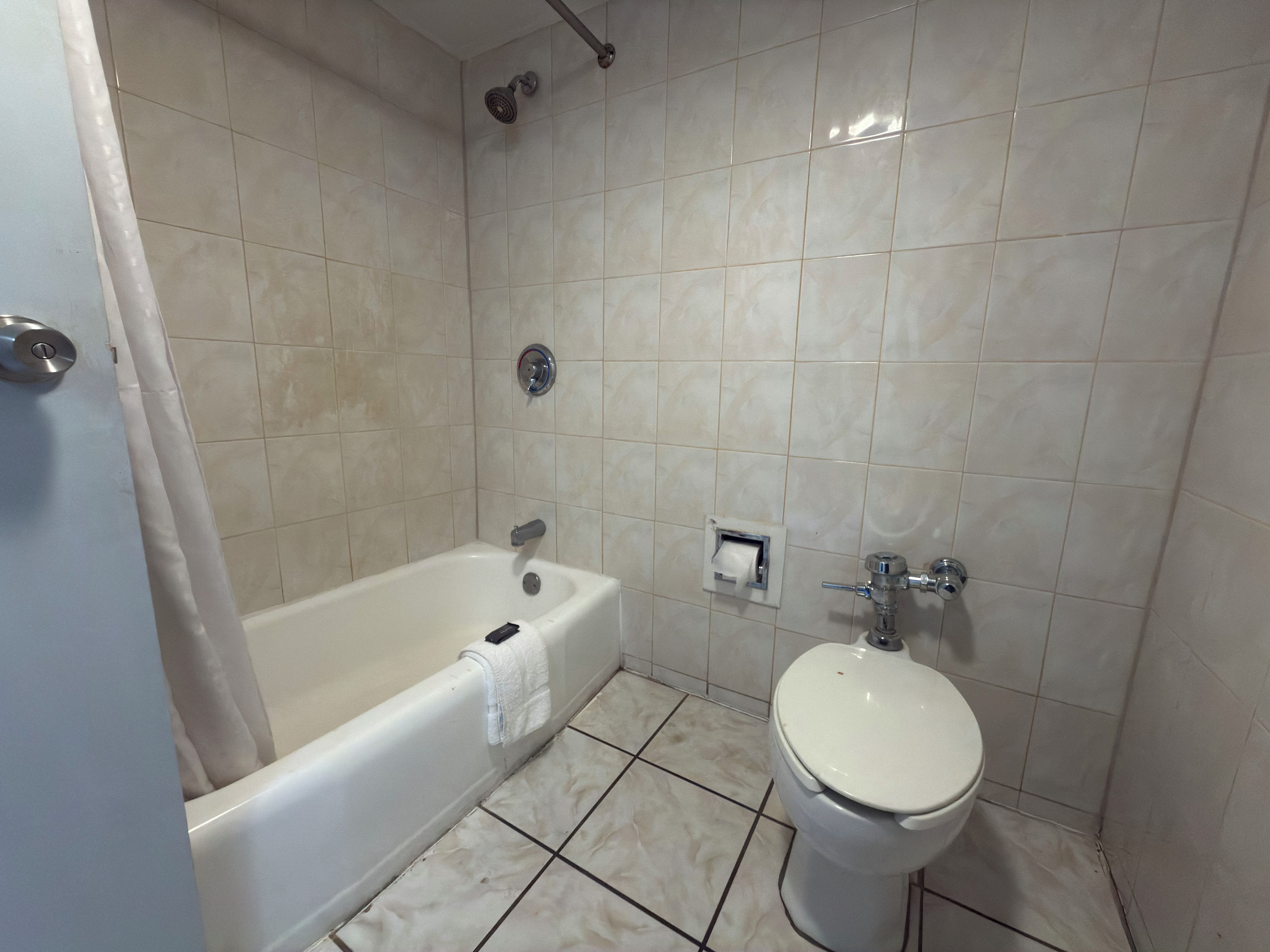 Une salle de bain équipée d’une baignoire, de toilettes et d’une douche.