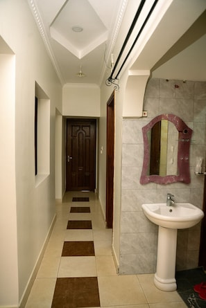 Bathroom - LUDAS APARTMENTS ARUSHA (Arusha)