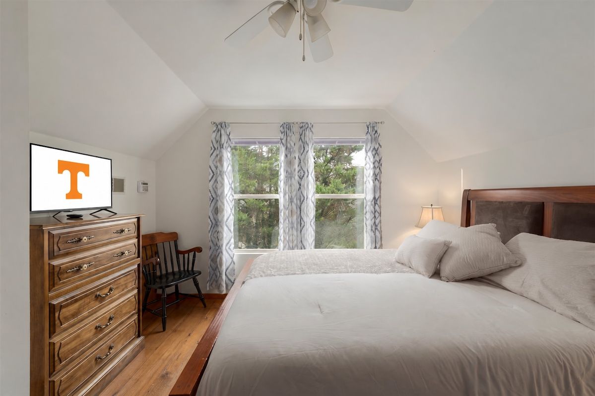 Upstairs bedroom: queen bed