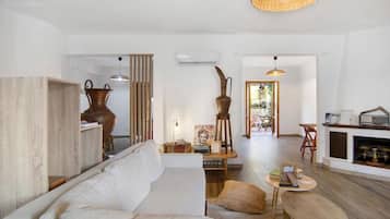 Una sala moderna con un sofá, una mesa de centro de madera y adornos decorativos.