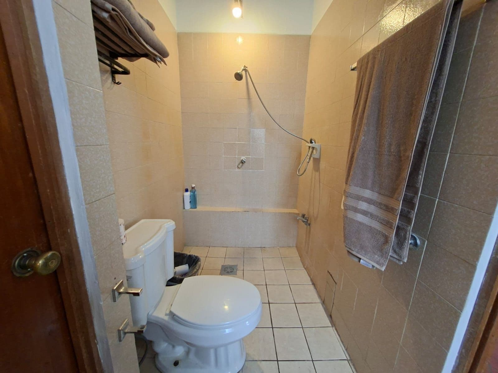 Un baño con inodoro, ducha y bañera.
