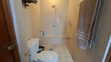 Un baño con inodoro, ducha y bañera.