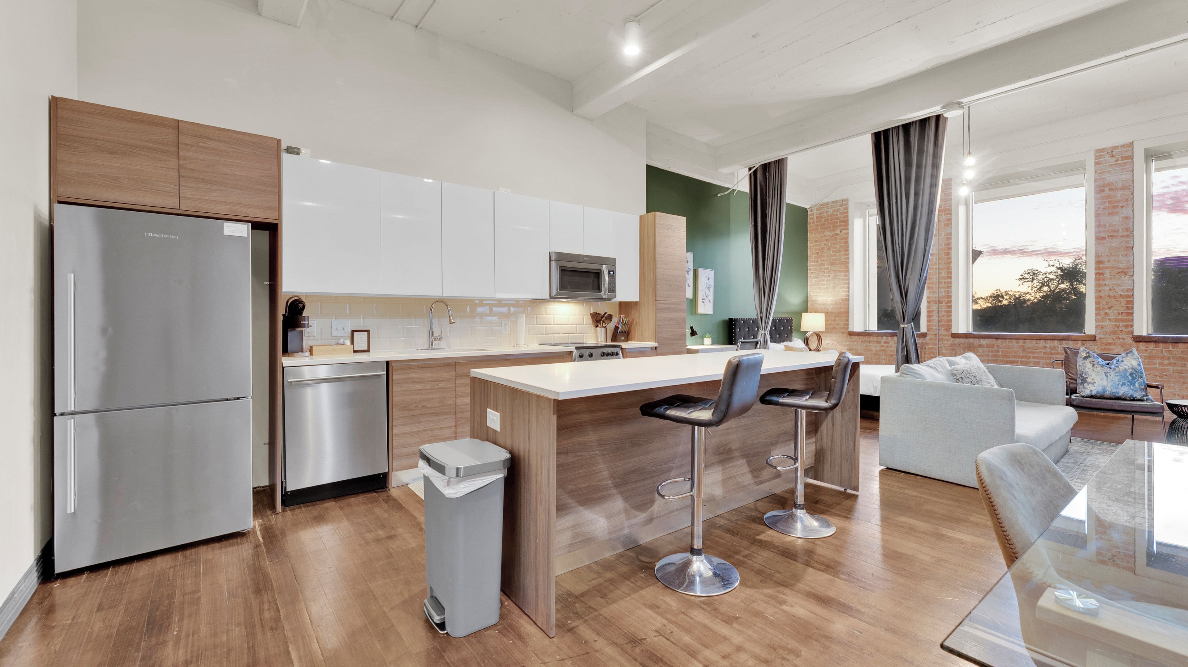 Modern Downtown Dallas Loft with Pool, gym, & Valet Parking