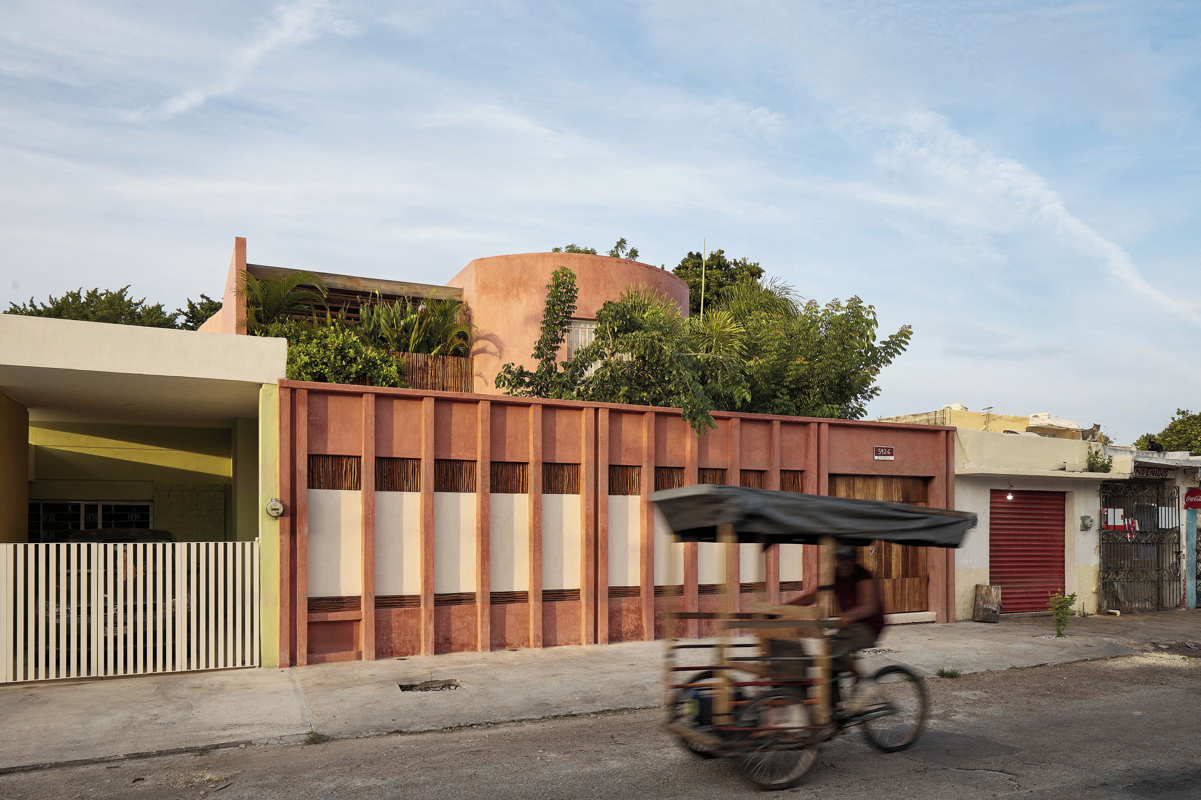 Ein Gebäude mit einem markanten, architektonischen Entwurf, das sich durch eine geschwungene Struktur und eine Kombination aus vertikalen und horizontalen Elementen auszeichnet.