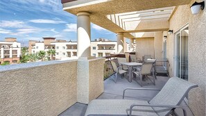 A balcony with outdoor seating, a view of other buildings, and a clear sky. - WorldMark Las Vegas Boulevard 2BR Penthouse - Free Strip Shuttle & Lazy River (Las Vegas)