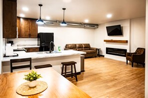 Una cucina moderna con isola centrale, mobili in legno e forno integrato.