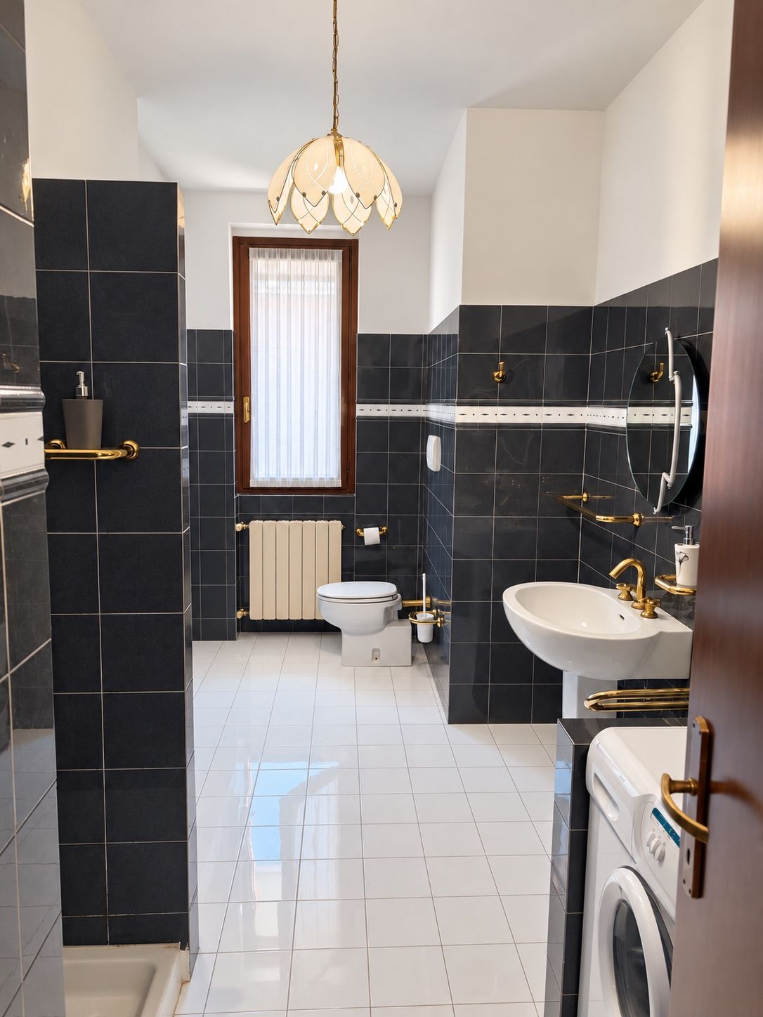 Une salle de bain moderne équipée de toilettes, d’un lavabo et d’un lave-linge.