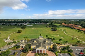 Una extensa propiedad con un edificio central, amplios jardines y un campo de golf.