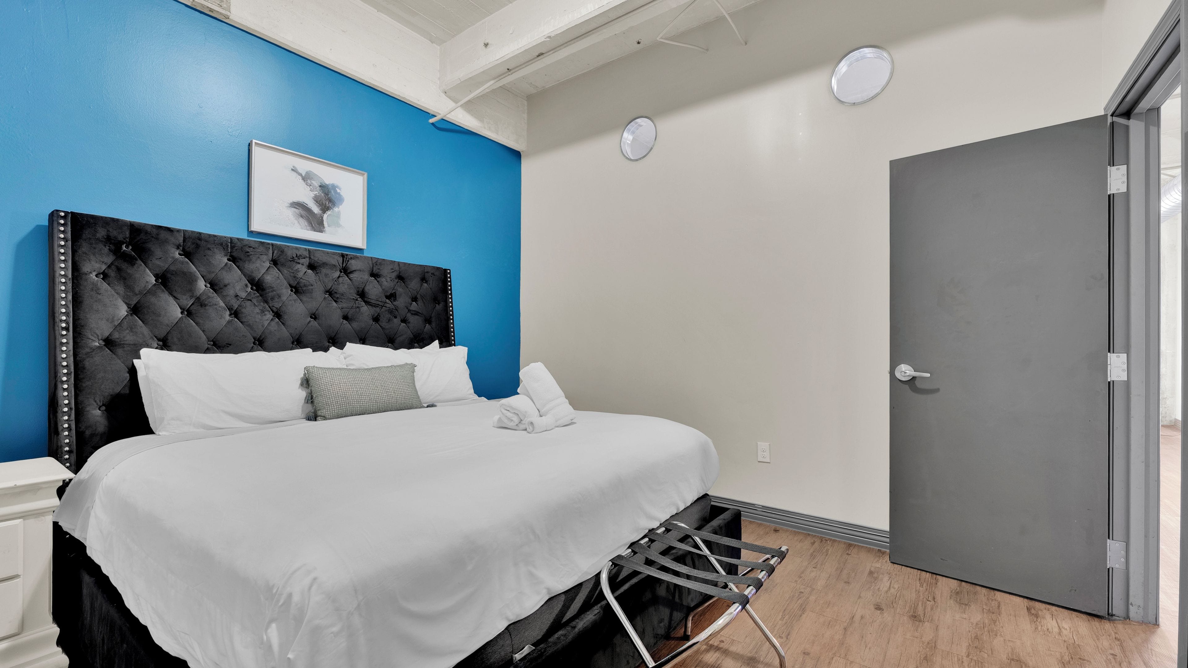 3BR Loft Near Convention Center + Pool, gym, and valet parking