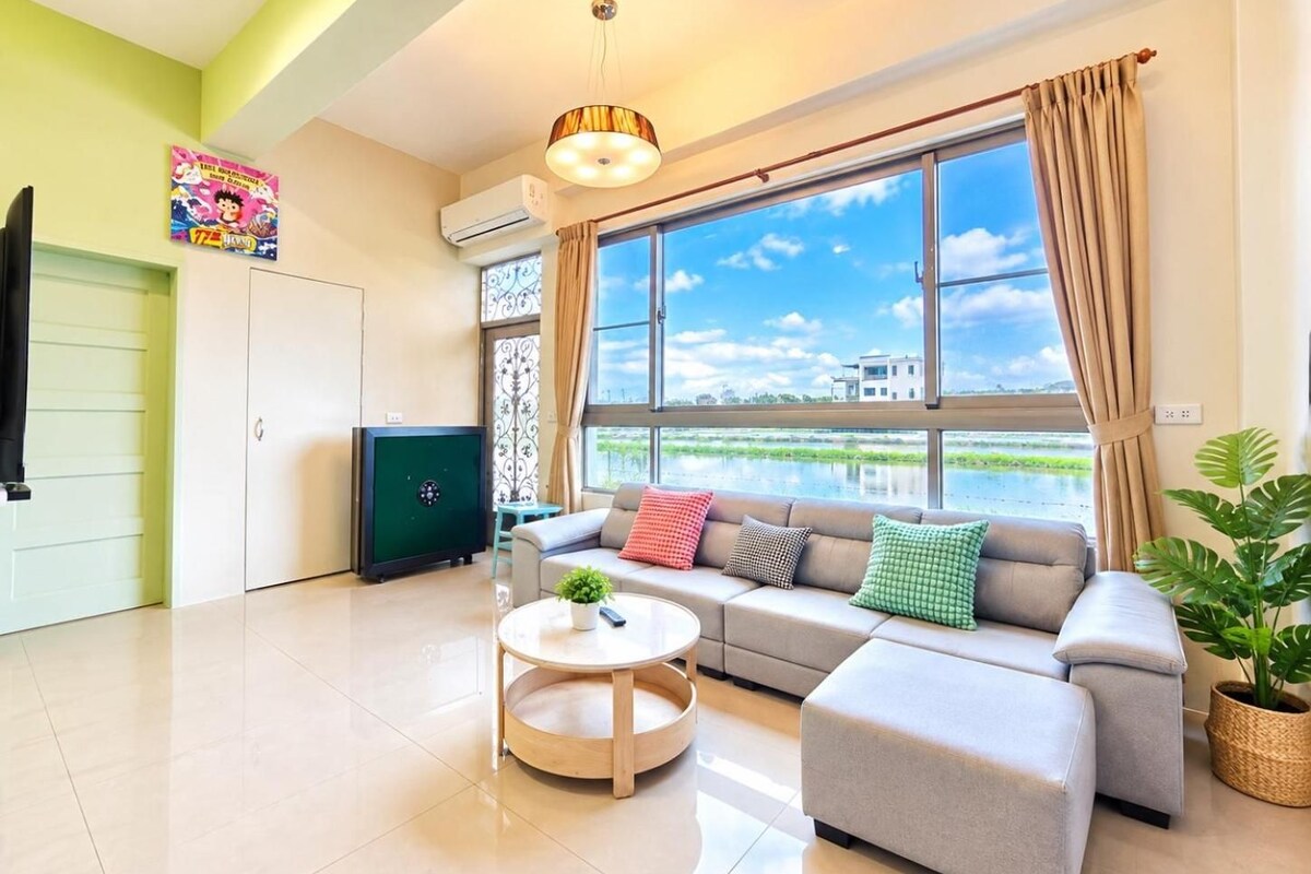 Una sala de estar moderna con un sofá, una mesa de centro y una televisión.