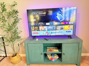 Ein Fernseher zeigt eine Urlaubsbegrüßung und eine Auswahl an Streaming-Diensten.