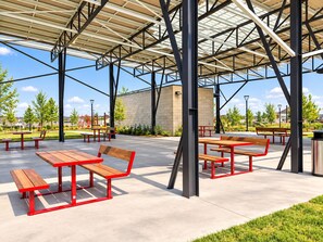 Outdoor dining - Private Guesthouse, Near Mckinney Fall & Airport (Austin)