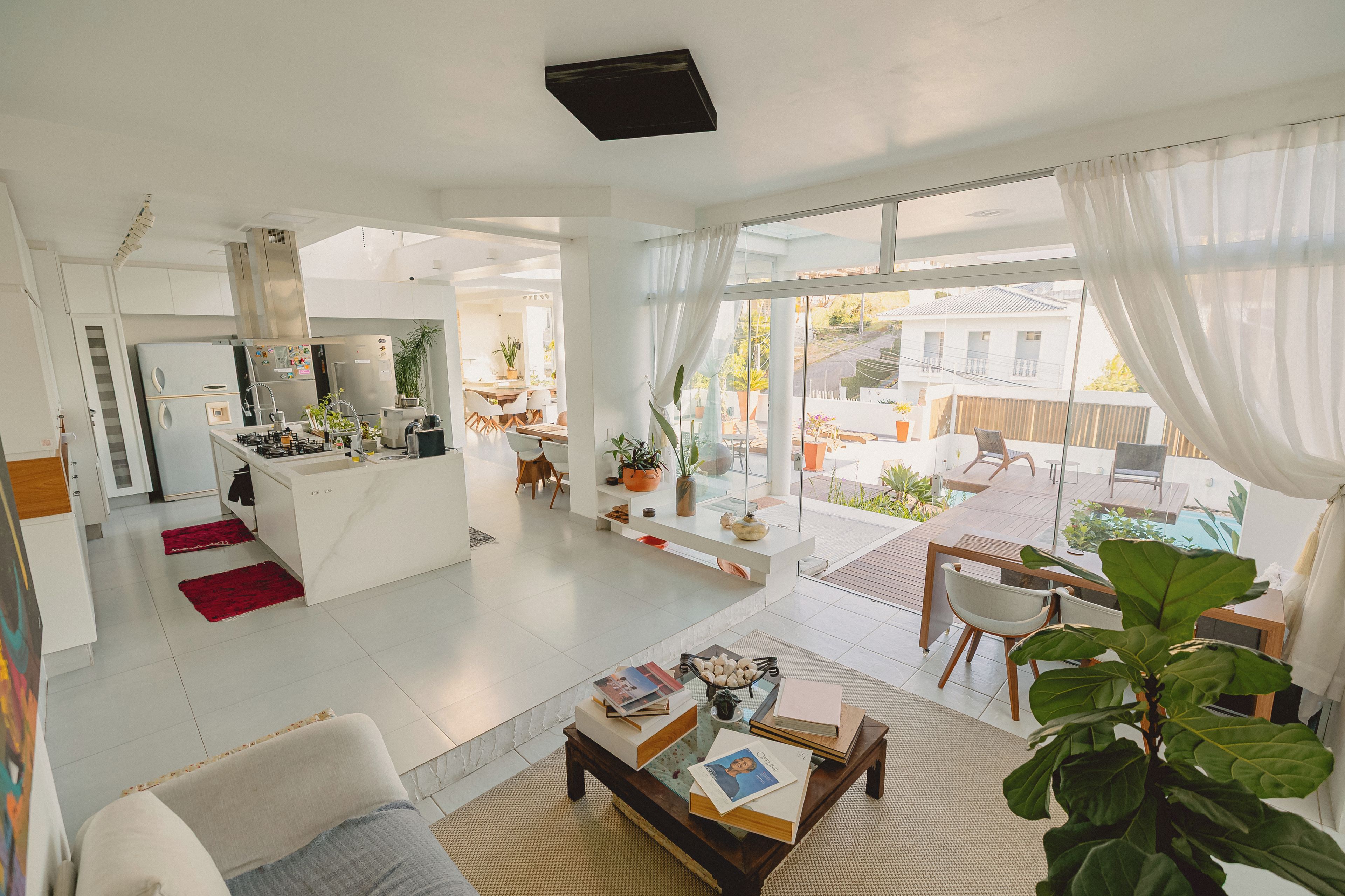 Amplia sala de estar con cocina, comedor y vistas al exterior.