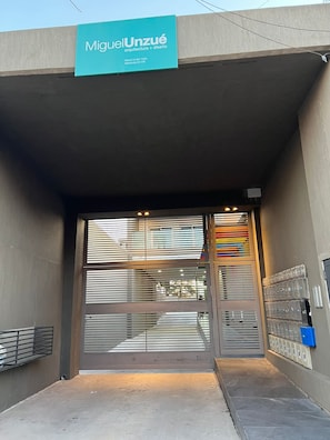 A building entrance with a sign reading 'Miguel Unzué arquitectura + diseño'. - New Listing (San Nicolás de Los Arroyos)