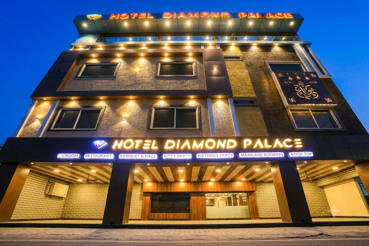Un hotel de varios pisos con señalización iluminada, una entrada destacada y diversas comodidades, incluyendo un restaurante, salón de banquetes y salones de fiesta.
