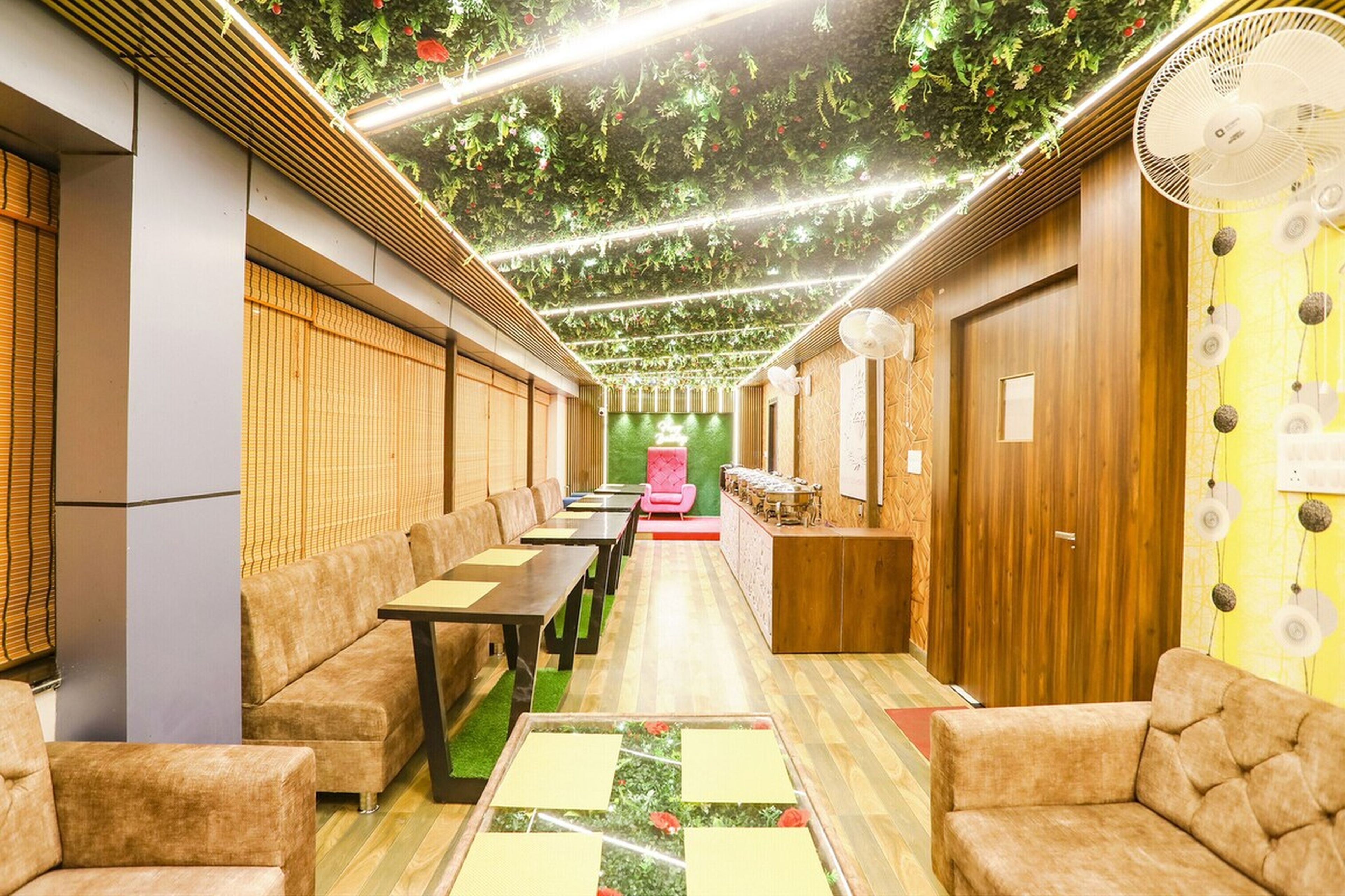 Un couloir d’hôtel avec des sièges, des tables et un espace de réception.