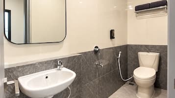 Ein modernes Badezimmer mit Waschbecken, Toilette und Dusche.