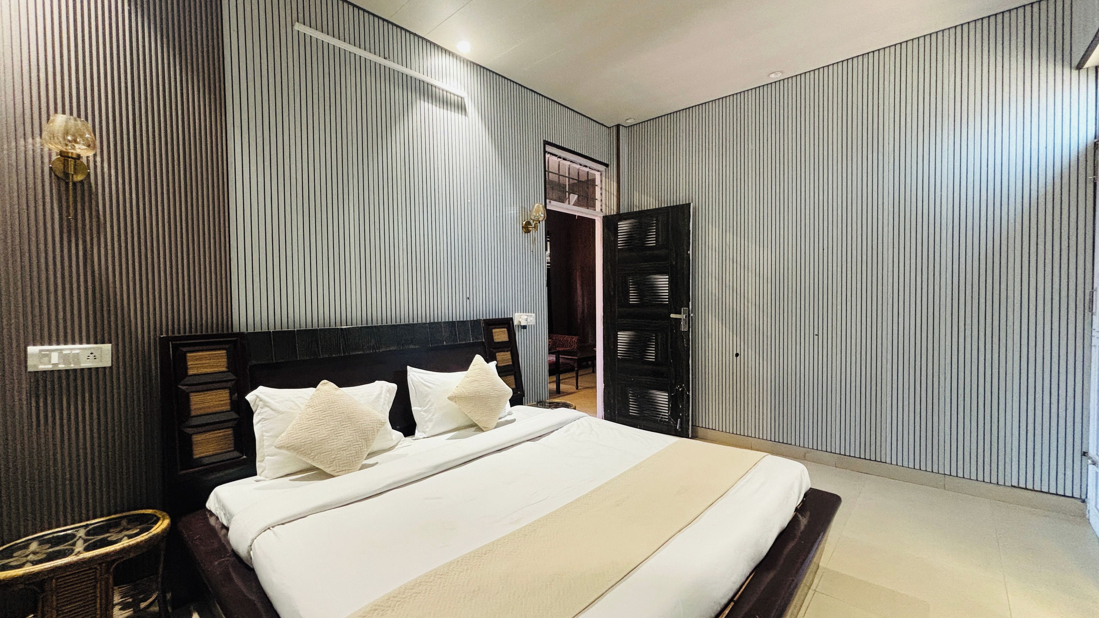 Une chambre moderne avec un grand lit, une table de chevet et une armoire.