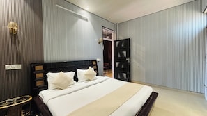 Een moderne slaapkamer met een groot bed, een nachtkastje en een kledingkast.