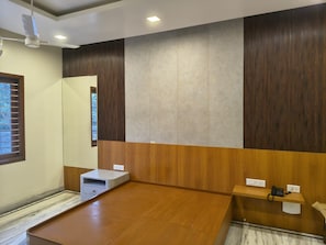 Une salle de bain moderne avec un meuble-lavabo en bois, un miroir et un espace douche.